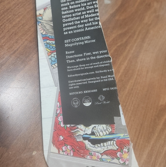 ED HARDY Men's Red & Black Razor Blade Brand New - Picture 4 of 4